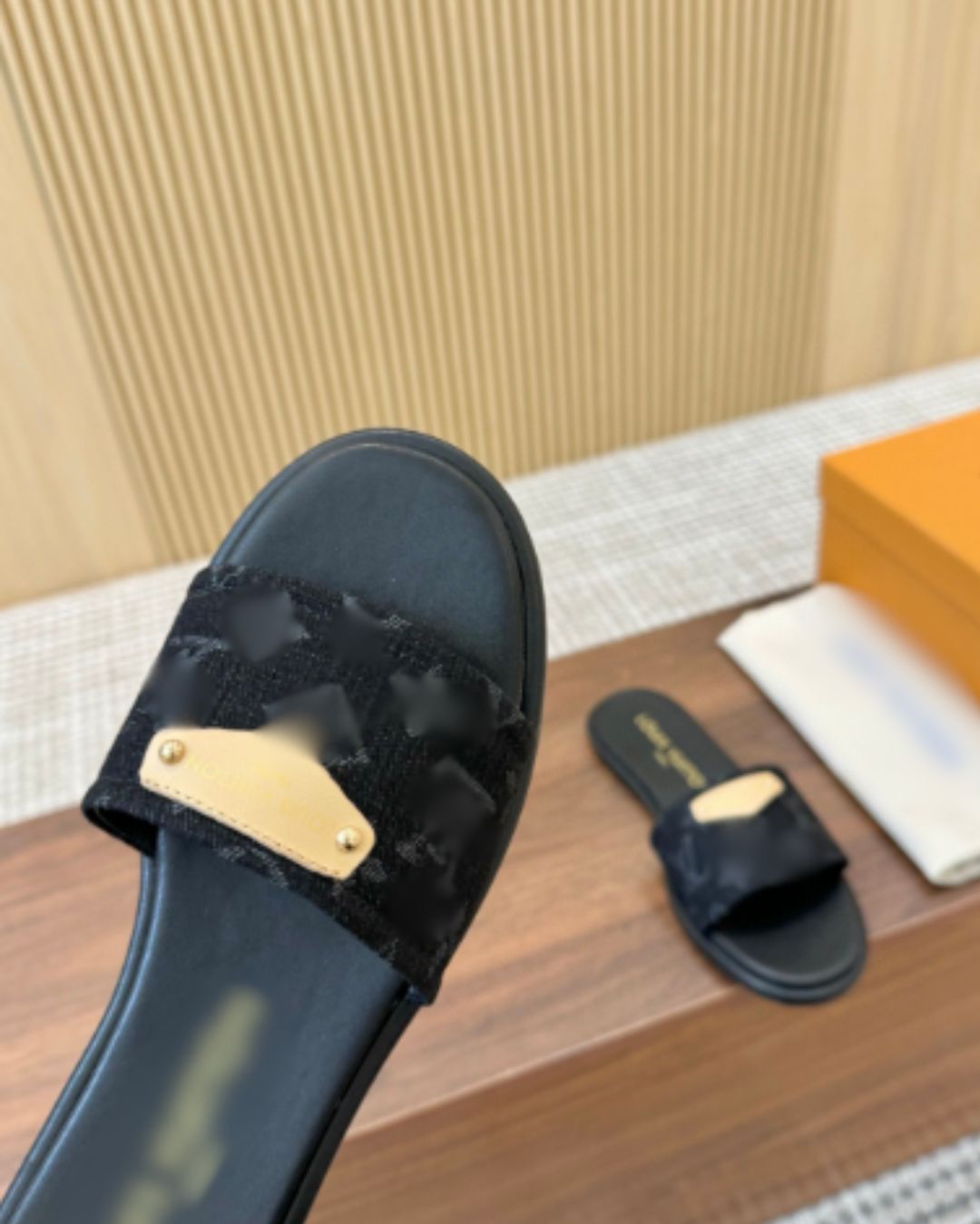 LV SANDALS