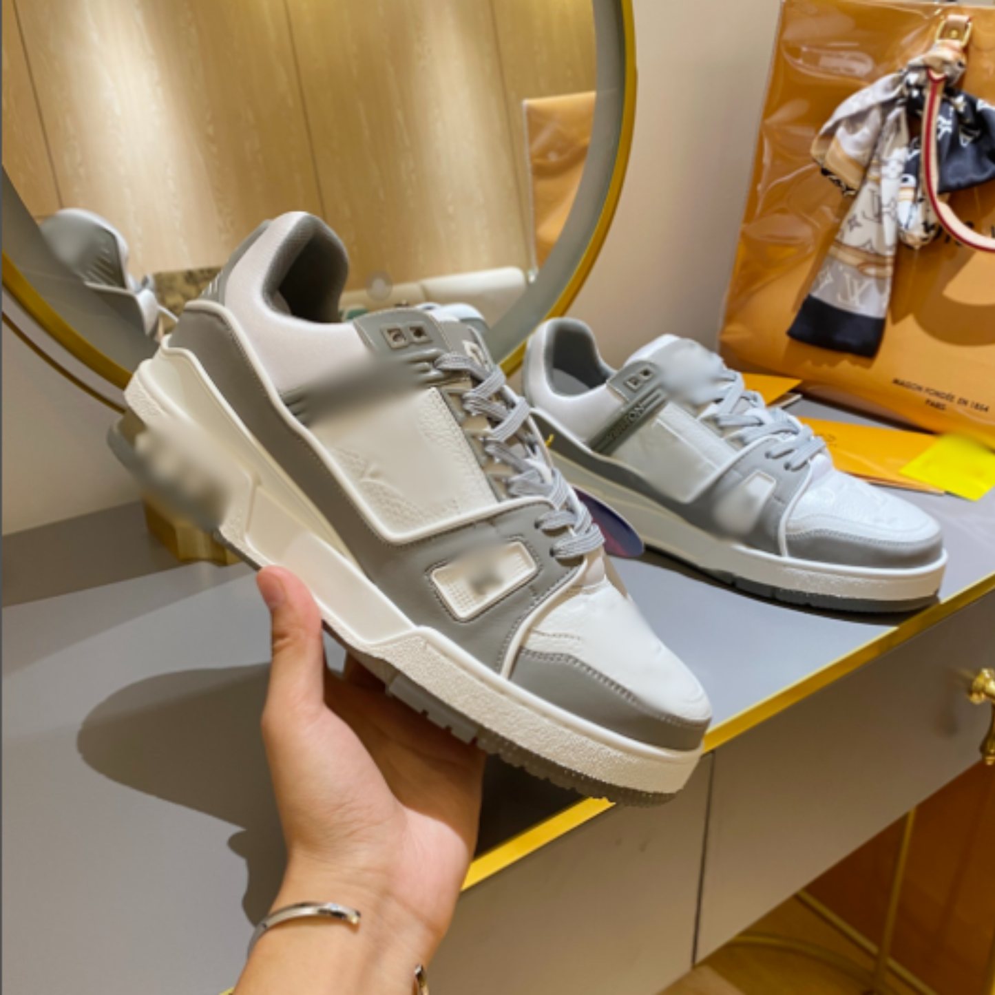 LV-SNEAKERS